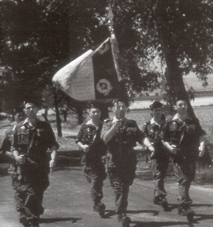 Le Drapeau du 14° RCP lors d'une prise d' armes en ALGERIE La garde est entièrement équipée de pistolets mitrailleurs ( MAT 49 )