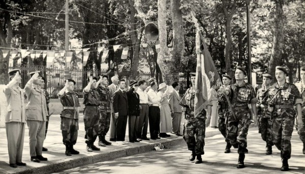 .Le Drapeau saluée par les autorités à AIN BEIDA (15 juillet 1958 ) Général GILLES ,Général  SAUVAGNAC  et Colonel Paul OLLION qui vient de passer le Commandement au Colonel Jean RENON"