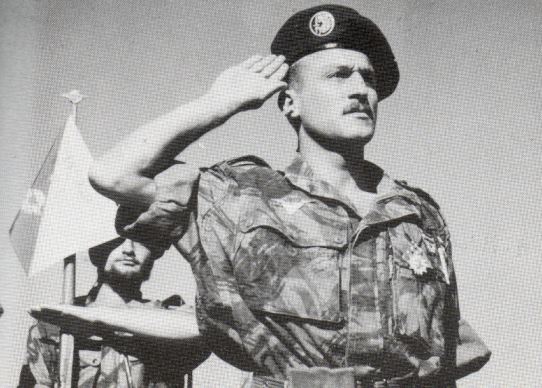 Prise d' armes en ALGERIE Le Capitaine Achille MULLER Commandant la 1° Compagnie ( 1959 - 1960) 