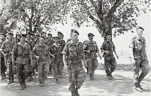 Défilé de la 1° Compagnie en ALGERIE .A gauche le Sous Lieutenant MOTTE à droite le Lieutenant DEVEAU ; Le Porte Fanion est le Sergent PEROLINI "  