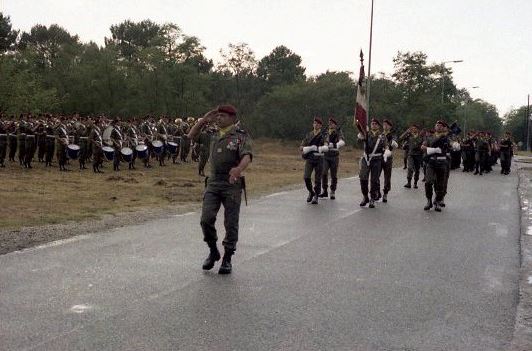 Le lieutenant colonel Patrice de LOUSTAL défile en tète du 1° RCP