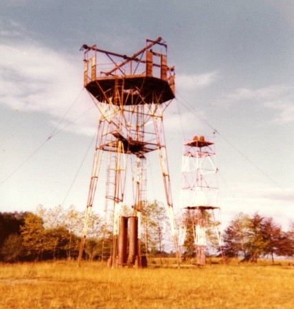 Lors de son passage à l'ETAP l' appelé Volontaire Parachutiste RANSON a photographié la tour de Départ et une tour d'Arrivée dans le même alignement