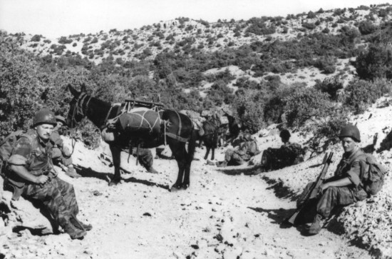 AURES les 2 et 3 Septembre 1957 Djebel TITOUGUELT Transport par "brèles "des tubes et munitions de la C.A. Sergent chef BLIMO