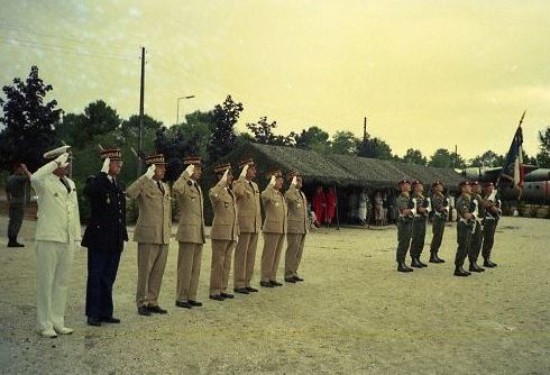 Un rang de généraux est à l'honneur au centre du dispositif .De gauche à droite Capitaine de Vaisseau de ROQUEFEUILLE,Général Commandant Légion de Gendarmerie ,Général CARDINAL-ancien chef de corps1982/1984 C' est sous son commandement que le Régiment à déménagé d 'IDRON à SOUGE - ( ) ( ) Général M.BRENAC-ancien chef de corps 1970/1972 C' est à lui que nous devons les Fanions réglementaires au modèles 1972 -,Général GUICHARD.