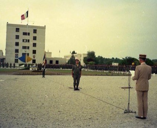 Le Porte Drapeau sans sa garde s' est placé face au Général M.GUIGNON Le Colonel JP VOLA au centre du dispositif fait face au Général M.GUIGNON  qui lit l'ordre du jour 