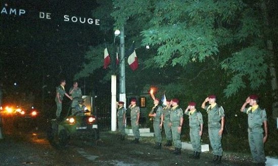 Devant l' entrée du Camp de SOUGE , le périple s' achève avec le Poste de Police qui rend une dernière fois les honneurs au Colonel JP VOLA 