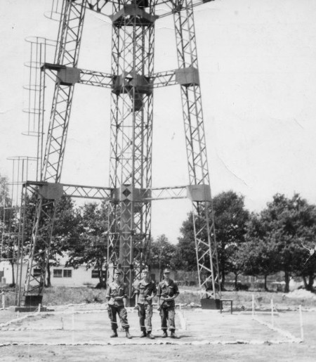  Jean Claude LESIEUR a photographié la tour de départ de l'ETAP (Camp d' ASTRA) et posé avec des copains au pied de la tour de départ du Camp d' IDRON au milieu des années 1960 .